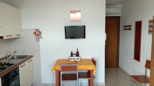 Appartement, 1 chambre, terrasse | Cuisine privée | Surface de cuisson, cafetière-théière