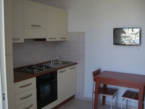 Appartement, 1 chambre, terrasse | Cuisine privée | Surface de cuisson, cafetière-théière