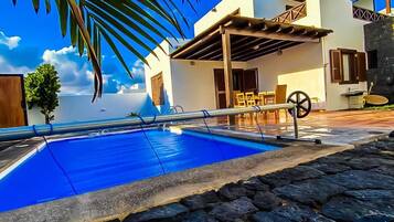 Hồ bơi ngoài trời