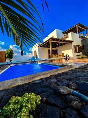Outdoor pool - Individual Villa With Heated Solar Energy Pool With a Temperature of 30 (Yaiza)
