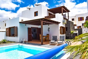 Outdoor pool - Individual Villa With Heated Solar Energy Pool With a Temperature of 30 (Yaiza)