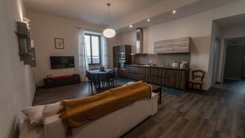 Apartemen, 2 kamar tidur, lemari es | Ruang keluarga | TV layar datar