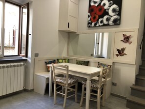 Apartament, 1 dormitori, fumadors, vistes a la ciutat | Sala d'estar | Televisor de pantalla plana 