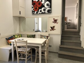 Apartamento, 1 habitación, fumadores, vistas a la ciudad | Zona de estar | Una televisión de pantalla plana