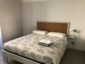 Apartamento, 1 habitación, fumadores, vistas a la ciudad | 1 dormitorio, wifi, ropa de cama