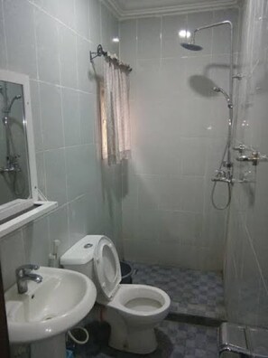 Bathroom - Room in Lodge - Lois Hotels - Golden Room (Makurdi)
