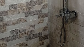 Apartment, 3 Bedrooms, Balcony, City View | Bathroom shower