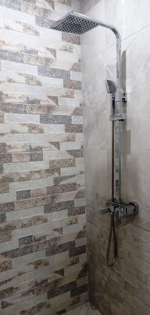 Apartment, 3 Schlafzimmer, Balkon, Stadtblick | Dusche im Bad