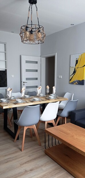 Apartment, 3 Schlafzimmer, Balkon, Stadtblick | Speisen