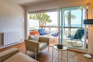 Living area - Newly Renovated Beachfront Apartment Ideally Located in Penelope (Sitges)