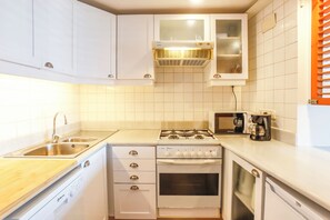 Apartment, 2 Bedrooms, Ocean View | Private kitchen
