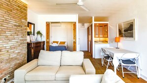 Apartment, 2 Schlafzimmer, Meerblick | Wohnbereich