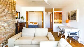 Apartment, 2 Bedrooms, Ocean View | Living area