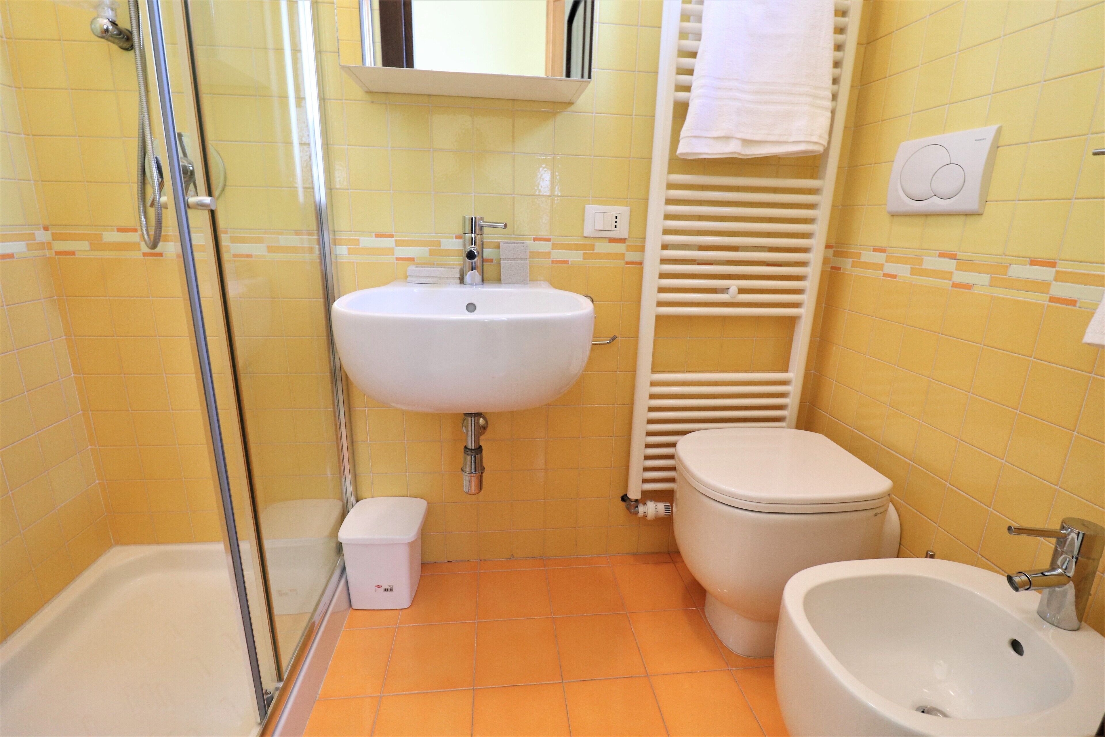 Ein Badezimmer mit Badewanne, Waschbecken, Toilette und Bidet.