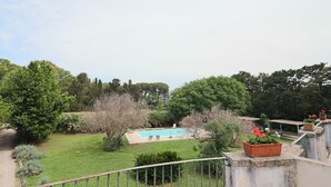 A backyard with a swimming pool, surrounded by greenery and trees. - B b Relais Delle Rose Lecce Double Deluxe Sandola (Lecce)