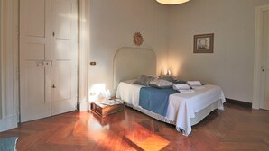 A bedroom with a bed, bedside table, lamp, and a door. - B b Relais Delle Rose Lecce Double Deluxe Sandola (Lecce)