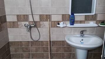 Apartment, 2 Bedrooms, Smoking, Balcony | Bathroom shower