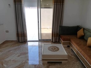 Appartement, 2 chambres, fumeur, balcon | Aire de séjour | Console de jeux vidéo, livres