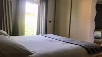 Apartemen, 1 kamar tidur, balkon, pemandangan kebun | 1 kamar tidur, setrika/meja setrika, Wi-Fi gratis, dan seprai linen