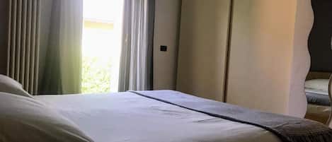 Departamento, 1 habitación, balcón, vista al jardín | 1 habitación, tabla de planchar con plancha, wifi gratis y ropa de cama