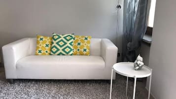 Apartemen, 1 kamar tidur, balkon, pemandangan kebun | Area keluarga | TV layar datar dan buku