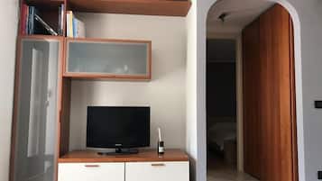 Apartemen, 1 kamar tidur, balkon, pemandangan kebun | Area keluarga | TV layar datar dan buku