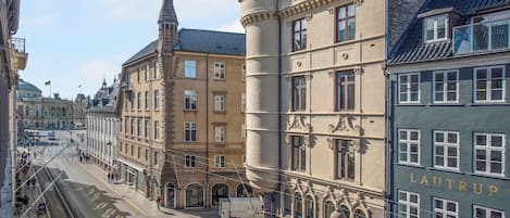 Une vue de rue avec des bâtiments historiques, dont un bâtiment portant l’inscription « LAUTRUP ».