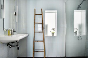 Apartamento, 2 habitaciones, balcón, vistas a la ciudad | Baño | Artículos de higiene personal gratuitos, secador de pelo y toallas