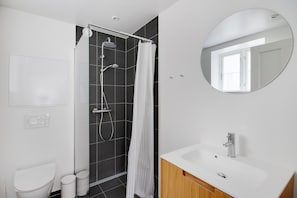 Apartment, 3 Bedrooms, Balcony, City View | Bathroom | Combined shower/tub, free toiletries, hair dryer, towels
