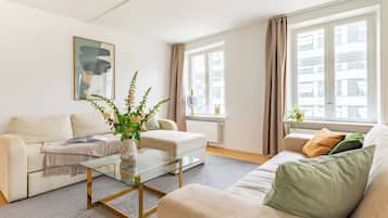 Appartement, 3 slaapkamers, balkon, uitzicht op stad | Woonkamer | Een televisie