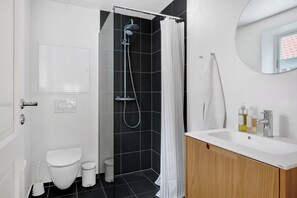 Apartment, 3 Bedrooms, Balcony, City View | Bathroom | Free toiletries, hair dryer, towels - Regent 7 - Large 3 Bdr Apt With Balcony in City Centre (Copenhagen)