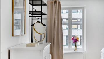 Appartement, 3 slaapkamers, balkon, uitzicht op stad | 4 slaapkamers, een strijkplank/strijkijzer