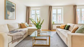 Appartamento, 3 camere da letto, balcone, vista città | Soggiorno | TV