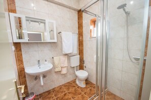 Room, 1 Bedroom, Balcony | Bathroom