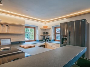 Fridge, oven, stovetop, dishwasher