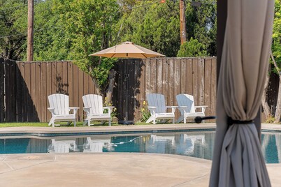 Sleeps 20 w Heated Pool & Billiards by DAL Airport