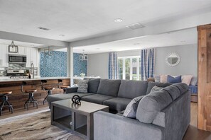 Smart TV, offices - Sleeps 20 w Heated Pool & Billiards by DAL Airport (Dallas)