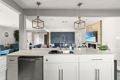 Sleeps 20 w Heated Pool & Billiards by DAL Airport