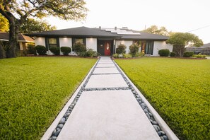 Property grounds - Sleeps 20 w Heated Pool & Billiards by DAL Airport (Dallas)