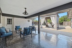 Outdoor dining - Sleeps 20 w Heated Pool & Billiards by DAL Airport (Dallas)