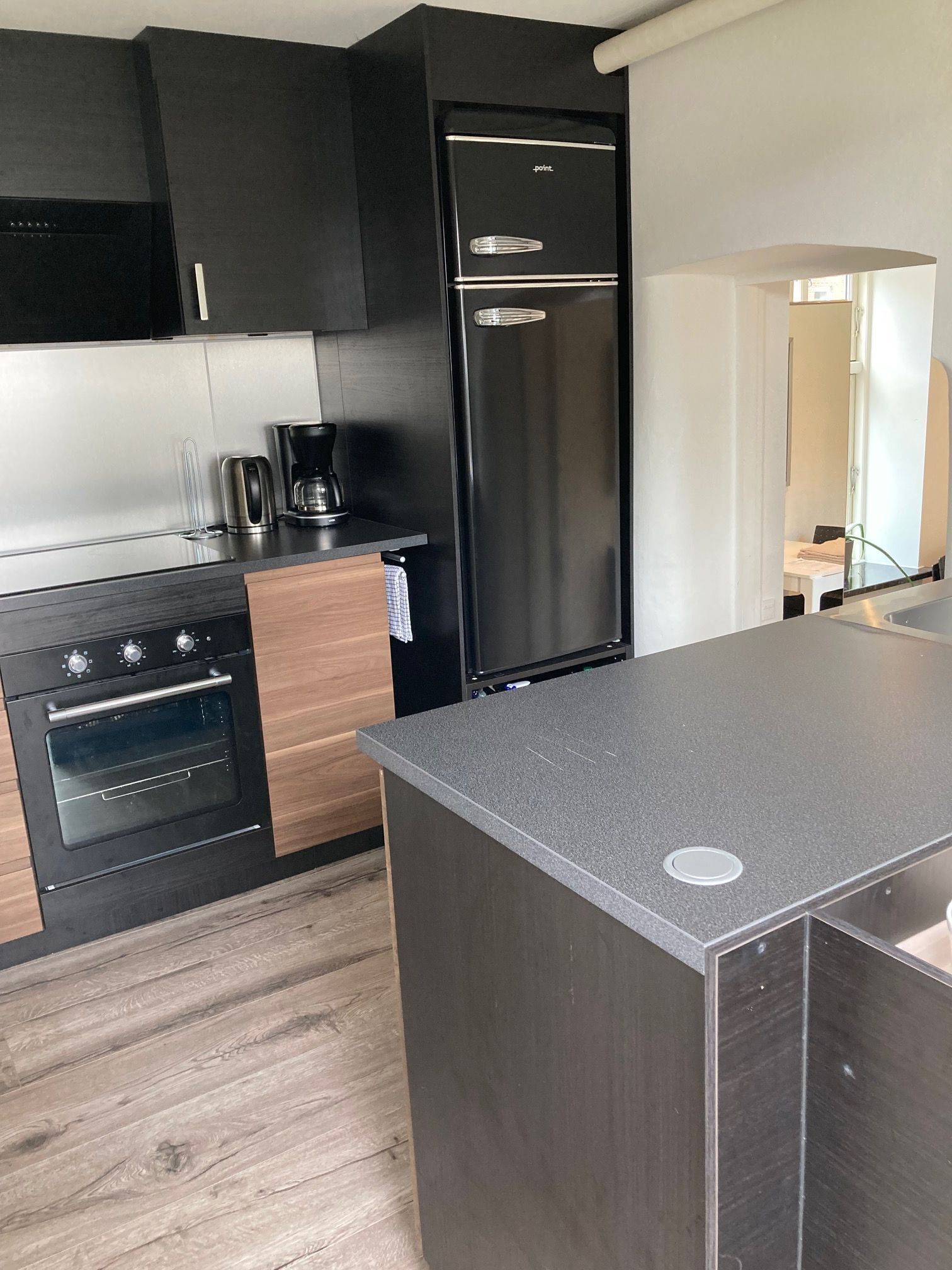 Kjøleskap, ovn, kokeplater og oppvaskmaskin