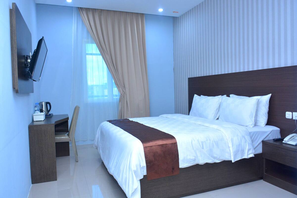 In-room safe, desk, iron/ironing board, free WiFi