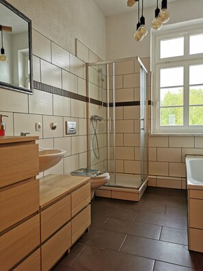 Badewanne, Handtücher, Seife, Toilettenpapier