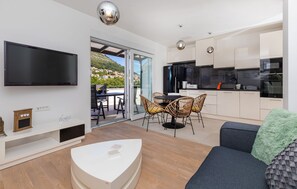 Apartment (Two Bedroom Apartment with Terrace) | Living room | 25-inch TV with satellite channels - Apartment Life Plus (Dubrovnik)