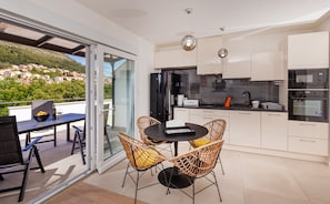 아파트 (Two Bedroom Apartment with Terrace) | 다이닝룸
