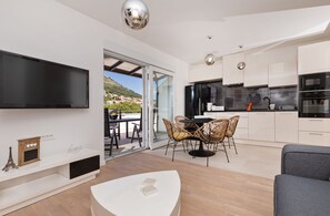 公寓 (Two Bedroom Apartment with Terrace) | 私人廚房 | 電冰箱