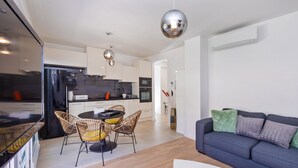 Eine moderne Küche mit Essbereich, einer Couch und einem Couchtisch.
