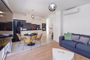 아파트 (Two Bedroom Apartment with Terrace) | 거실 | 위성 채널 시청이 가능한 25인치 TV