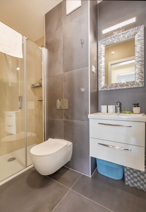 Departamento (Two Bedroom Apartment with Terrace) | Baño | Regadera y toallas 