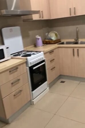 Refrigerador, horno, parrilla de estufa y tetera eléctrica 